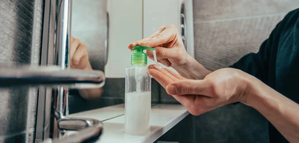 De cerca. hombre presionando el dispensador con jabón bactericida. —  Fotos de Stock