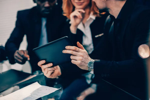 Fecha. equipe de negócios olhando para a tela de um tablet digital. — Fotografia de Stock