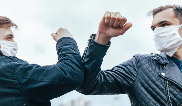 Jóvenes con un gesto de saludo — Foto de Stock