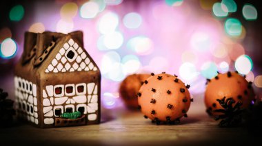 Noel masasında zencefilli ekmek evi ve portakallar