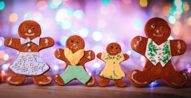 Zencefilli ekmek evi ve zencefilli kurabiye adamlar şenlikli bir arka planda