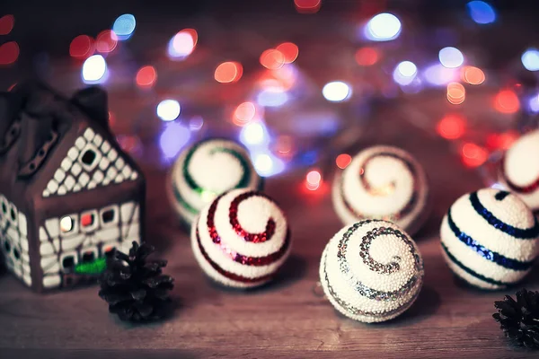 Kerstballen en een speelgoed sneeuwpop op kersttafel — Stockfoto