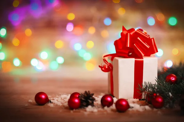 Biglietto di Natale. scatola regalo su sfondo di Natale — Foto Stock