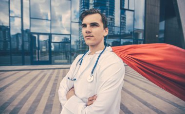 Kapat. Paramediklerin süper kahramanı şehir caddesinde duruyor..