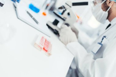 Tıp laboratuarındaki bir masaüstünün bulanık görüntüsü.