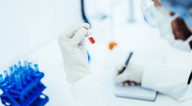 Kapat. Bilim adamları laboratuvarda araştırma yapıyorlar. .