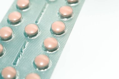 Beyaz arkaplanda tablet paketi.