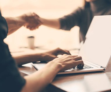 Kapat. Ofis bilgisayarında çalışan bir adamın görüntüsü .