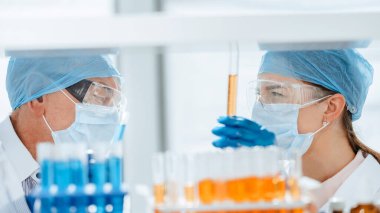 Kapat. Bilim adamları yeni bir aşının test sonuçlarını tartışıyor.