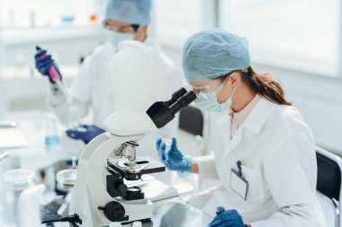 Laboratuvar teknisyeni laboratuarda testler yapıyor. .