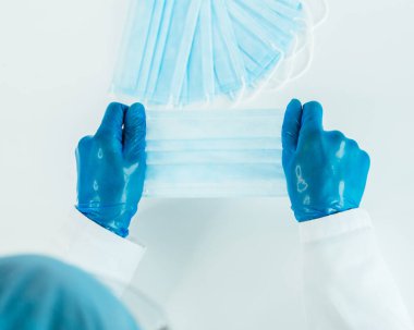 Kapat. Doktor koruyucu maske takıyor..