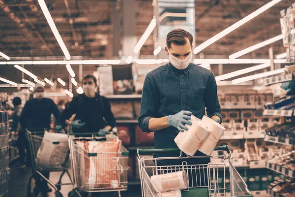 Acheteurs avec chariots choisissant des produits dans le supermarché — Photo