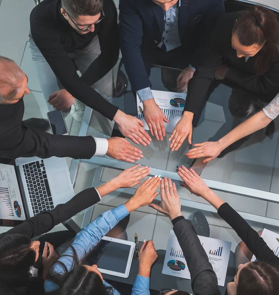 Ansicht von oben. Geschäftsteam schließt sich im Kreis zusammen — Stockfoto