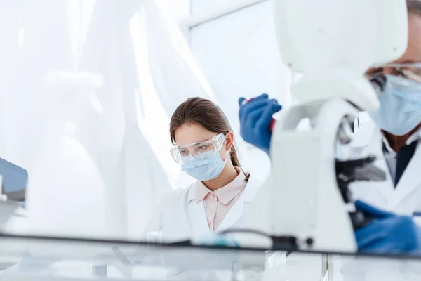 Obraz skupiny vědců pracujících na provádění výzkumu v lékařské laboratoři. — Stock fotografie