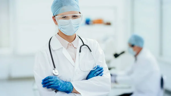 De cerca. doctora en ropa protectora de pie en el laboratorio. —  Fotos de Stock