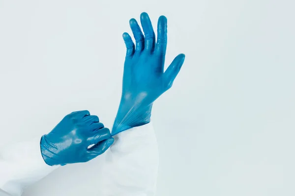 De cerca. doctor poniéndose guantes protectores. — Foto de Stock