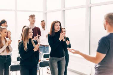 Çeşitli gençler iş seminerinden sonra alkışlıyorlar.