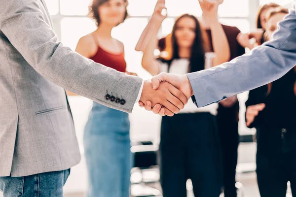 Jóvenes empresarios estrechándose las manos entre sí. — Foto de Stock