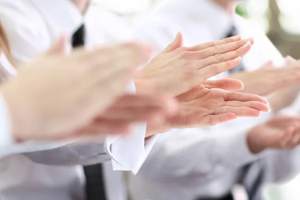 Zárj be! csoport üzletemberek tapsol együtt. — Stock Fotó