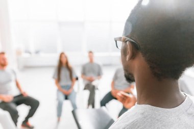Dikiz aynası. İş seminerindeki konuşmacının arkaplan resmi