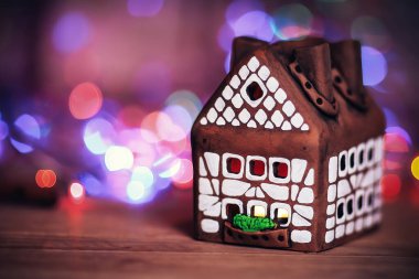 Şenlik arka planı için iki zencefilli kek evi.