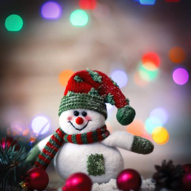 Noel kartı. Noel arkaplanındaki oyuncak kardan adam.