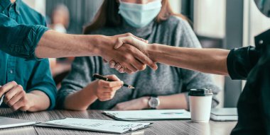 Kapat. İş arkadaşları el sıkışıyor..