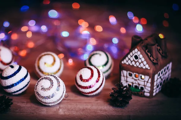 Kerstballen en een speelgoed sneeuwpop op kersttafel — Stockfoto