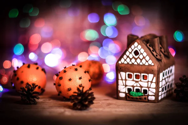 크리스마스 식탁에 있는 생강빵 집과 오렌지 — 스톡 사진