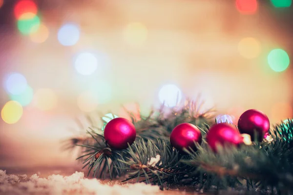 Boules de Noël et branches de sapin sur fond de bois — Photo