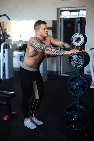 Πλαϊνή άποψη. νέος bodybuilder στο γυμναστήριο. — Φωτογραφία Αρχείου