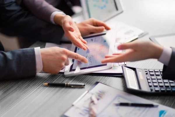 De cerca. colegas de negocios discutiendo documentos financieros. — Foto de Stock