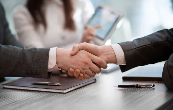 De cerca. apretón de manos en la mesa de negociaciones . — Foto de Stock