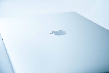 Belarus, Minsk - 13 Temmuz 2020: Apple Inc. ürün tasarımı Space Gray Macbook Pro. Fotokopi alanı olan fotoğraf.