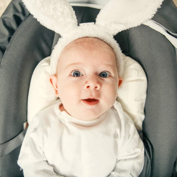 Portret klein kind in een konijnenpak — Stockfoto