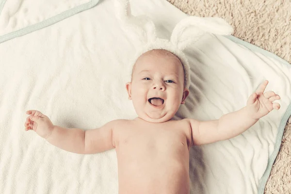 Mooie pasgeboren jongen in een konijn kostuum — Stockfoto