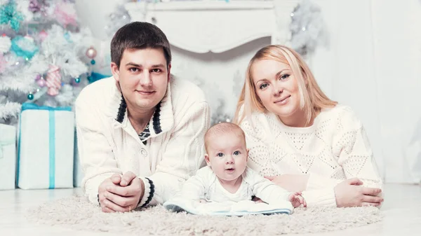 Retrato de una familia feliz en la noche de Navidad. —  Fotos de Stock