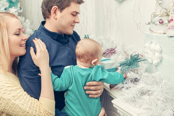 Kochający rodzice pokazać swoje dziecko prezenty świąteczne — Zdjęcie stockowe