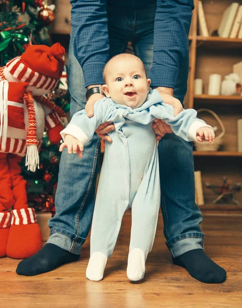Fecha. pai ajuda bebê aprende a andar. — Fotografia de Stock