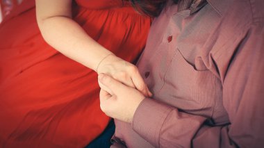 Kapat. El ele tutuşan evli bir çift..