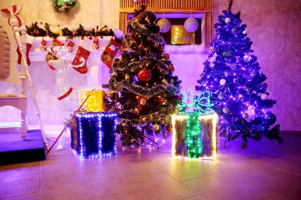 Уютная гостиная, оформленная для детского отдыха в канун Рождества. — стоковое фото
