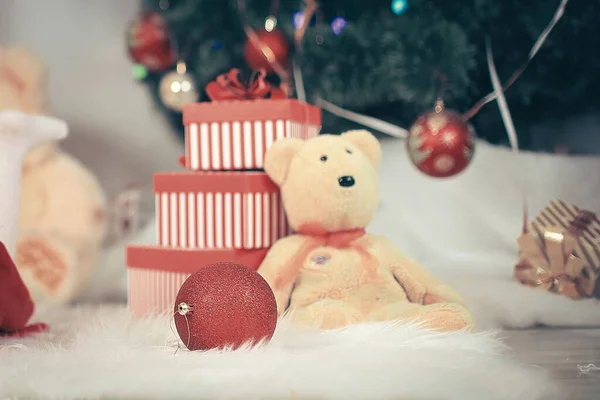 Close up.gift box and soft toy under the Christmas tree. — Stock Photo, Image