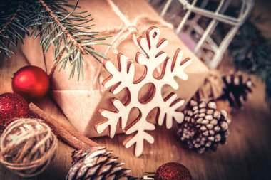 Noel hediyesine ve Noel mumuna yakın çekim.