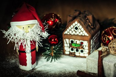 Zencefilli kurabiye evinin arka planında Noel hediyesi