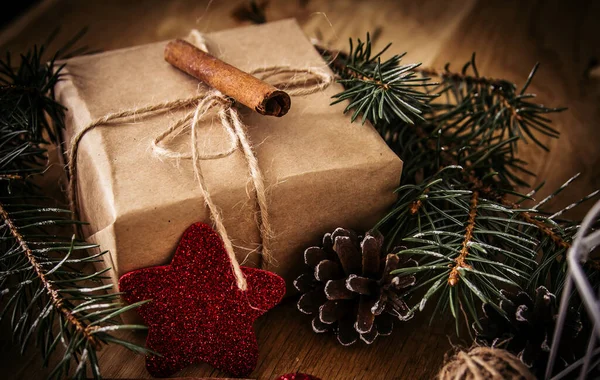 Caja con regalo en el fondo de Navidad. estilo retro — Foto de Stock