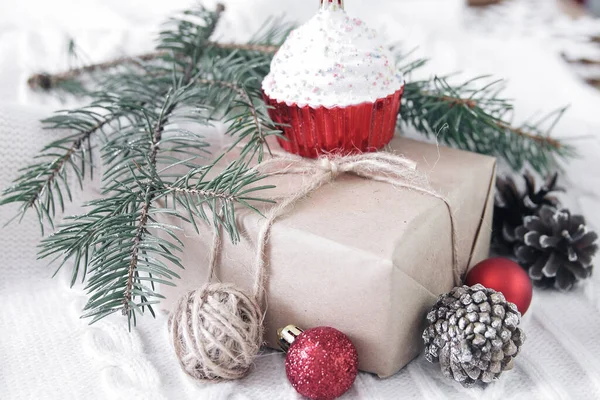 กล่องของขวัญและกิ่งไม้คริสต์มาสและเครื่องประดับบนสีขาว — ภาพถ่ายสต็อก