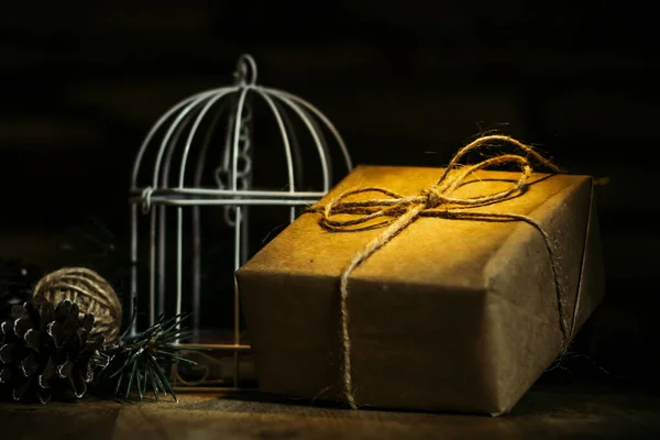 Geschenkbox auf Weihnachtshintergrund .photo mit Kopierraum — Stockfoto