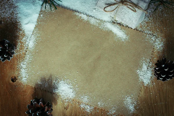 Regalo di Natale e foglio bianco per congratulazioni — Foto Stock