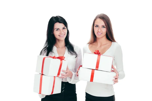 Dos mujeres jóvenes con cajas de regalo. aislado en blanco — Foto de Stock