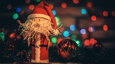 Noel arkaplanındaki oyuncak Noel Baba